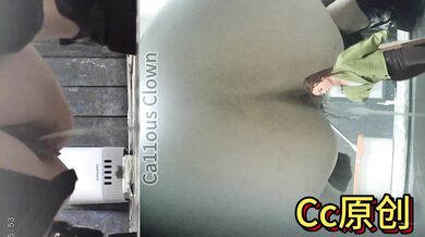 大神潜入办公楼女厕全景偷拍多位美女白领嘘嘘 (12)